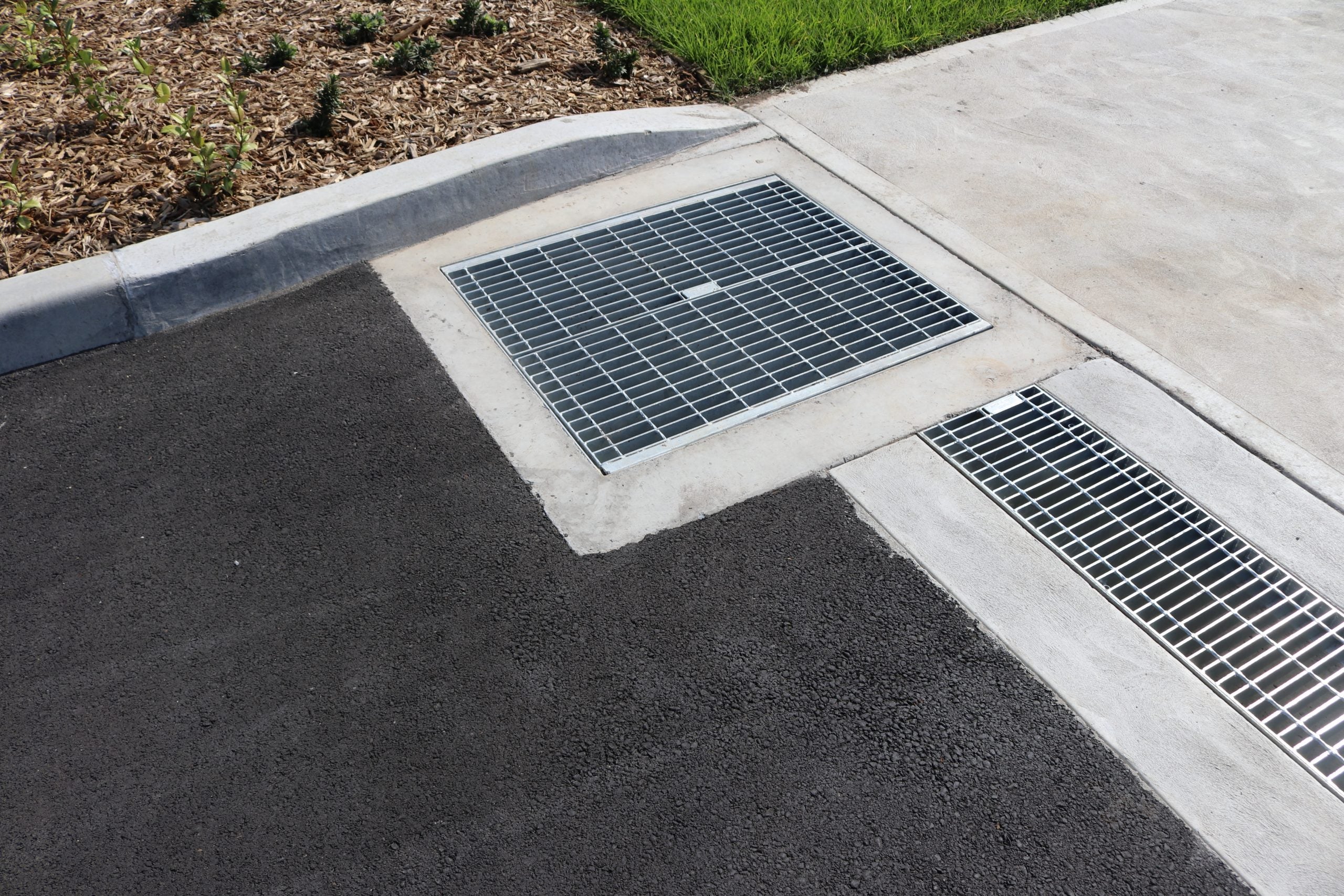 Encased Hinged Sump Grate & Frame – 900mm x 600mm – Civilcast (Class D)